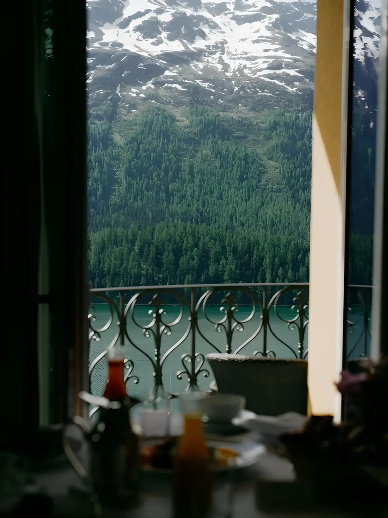 Kulm Hotel St. Moritz in St. Moritz – Atemberaubender Bergblick vom Balkon mit See | Wellnesshotel Engadin