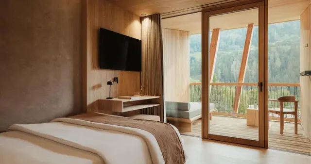 Tauber's Bio Vitalhotel in Ehrenburg – Modernes Doppelzimmer mit Balkon und Bergblick | Wellnesshotel Pustertal