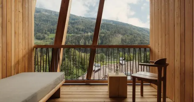 Tauber's Bio Vitalhotel in Ehrenburg – Balkon mit Daybed und Bergblick | Wellnesshotel Pustertal