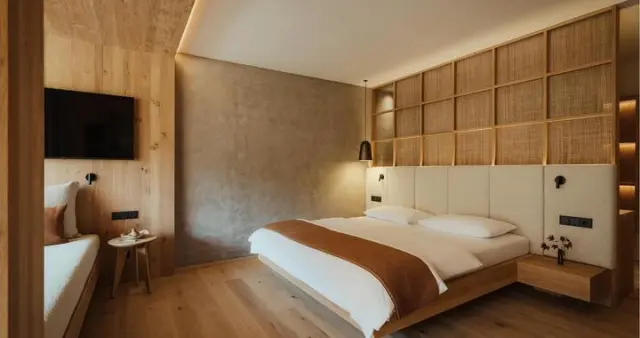 Tauber's Bio Vitalhotel in Ehrenburg – Komfortables Doppelzimmer mit Holzelementen | Wellnesshotel Pustertal