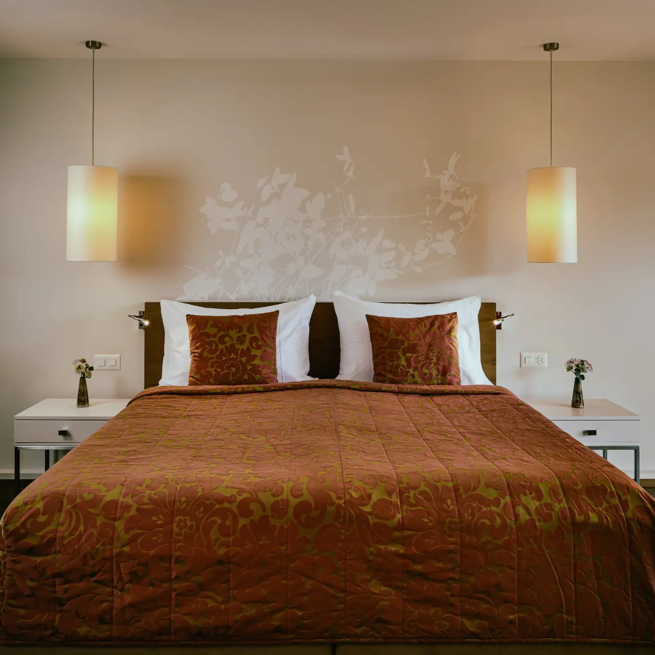 Giardino Ascona in Ascona – Komfortables Doppelbett mit floralem Muster | Wellnesshotel Tessin