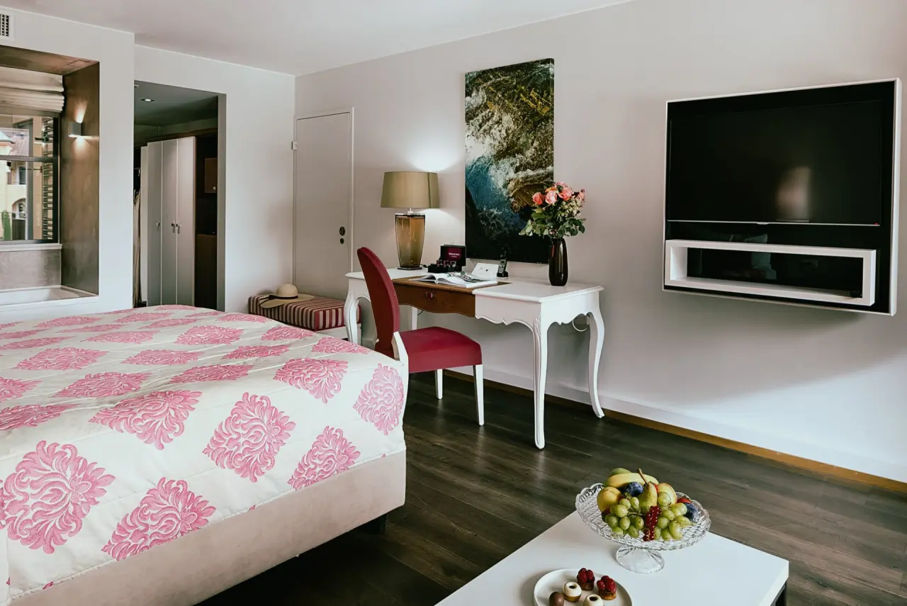 Giardino Ascona in Ascona – Geräumiges Hotelzimmer mit Schreibtisch und Badewanne | Wellnesshotel Tessin