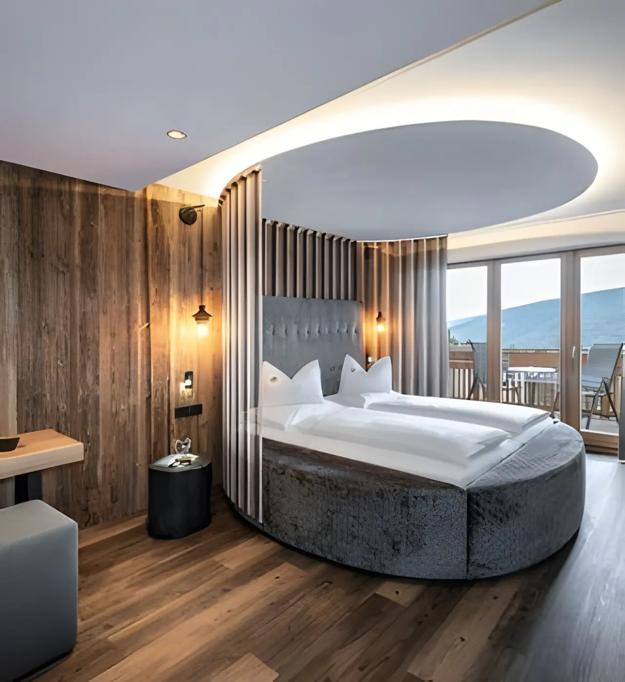 Hotel Edelweiss in Meransen – Modernes Doppelzimmer mit Rundbett und Bergblick | Wellnesshotel Südtirol