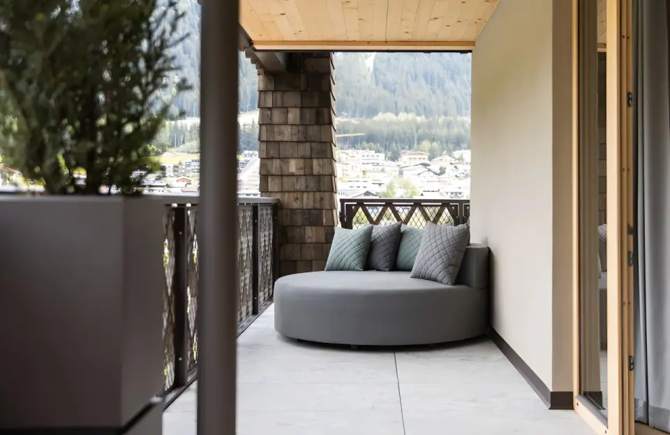 Das Gerstl Family Retreat in Reschen – Balkon mit Daybed und Bergblick | Wellnesshotel Vinschgau