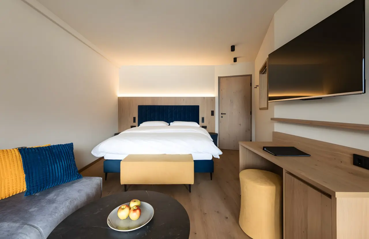 Das Gerstl Family Retreat in Reschen – Modernes Doppelzimmer mit Sofa | Wellnesshotel Vinschgau
