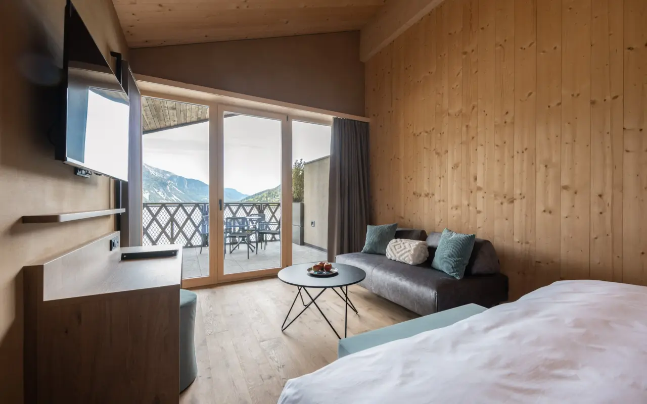 Das Gerstl Family Retreat in Reschen – Komfortables Zimmer mit Balkon und Bergblick | Wellnesshotel Vinschgau