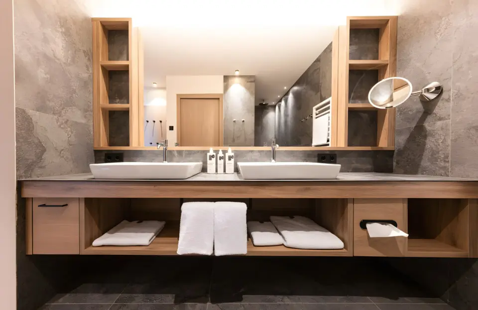 Das Gerstl Family Retreat in Reschen – Modernes Badezimmer mit Doppelwaschbecken | Wellnesshotel Vinschgau