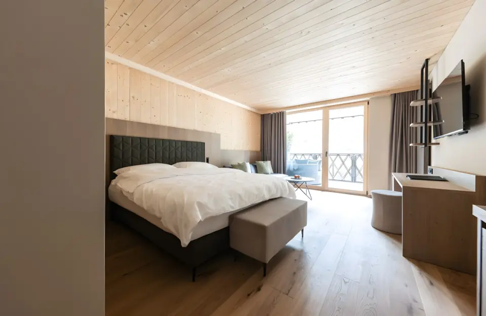 Das Gerstl Family Retreat in Reschen – Helles Doppelzimmer mit Holzelementen | Wellnesshotel Vinschgau