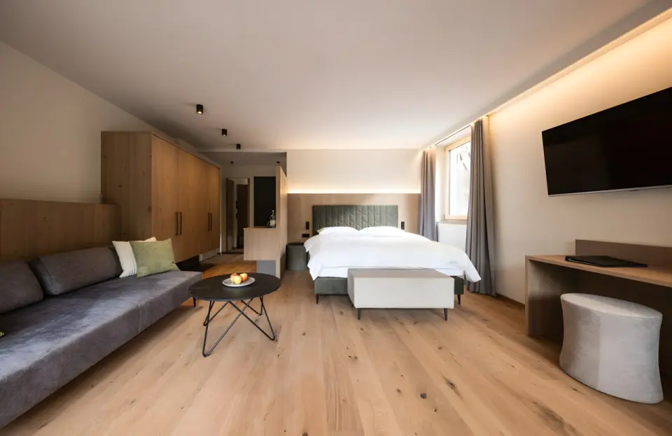 Das Gerstl Family Retreat in Reschen – Geräumiges Doppelzimmer mit Sitzbereich | Wellnesshotel Vinschgau