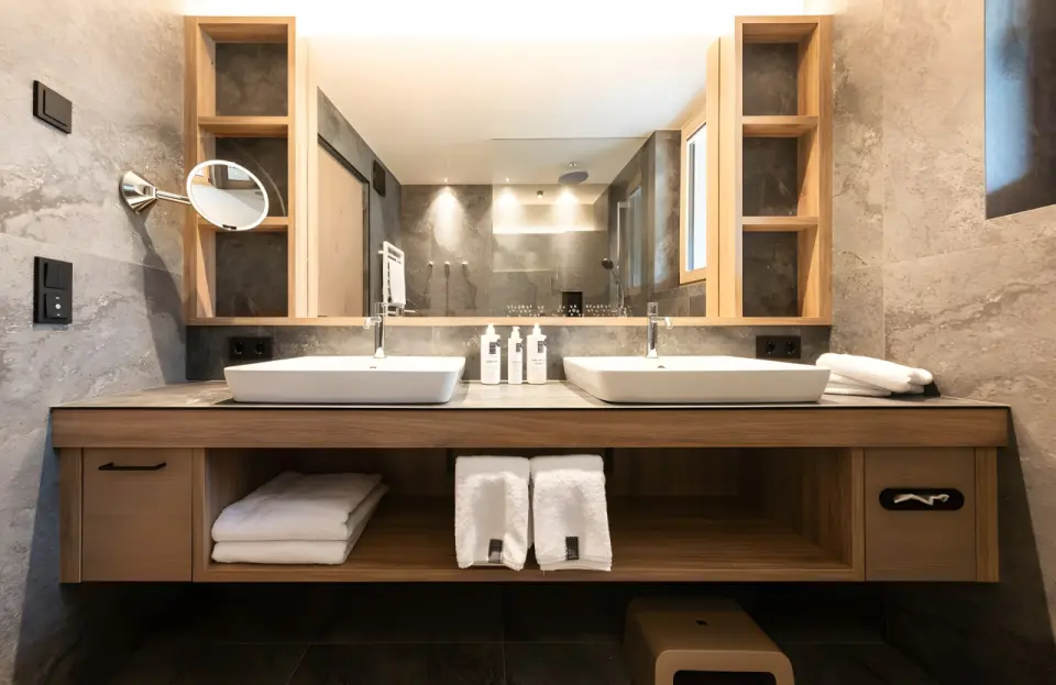 Das Gerstl Family Retreat in Reschen – Modernes Badezimmer mit Doppelwaschbecken | Wellnesshotel Vinschgau