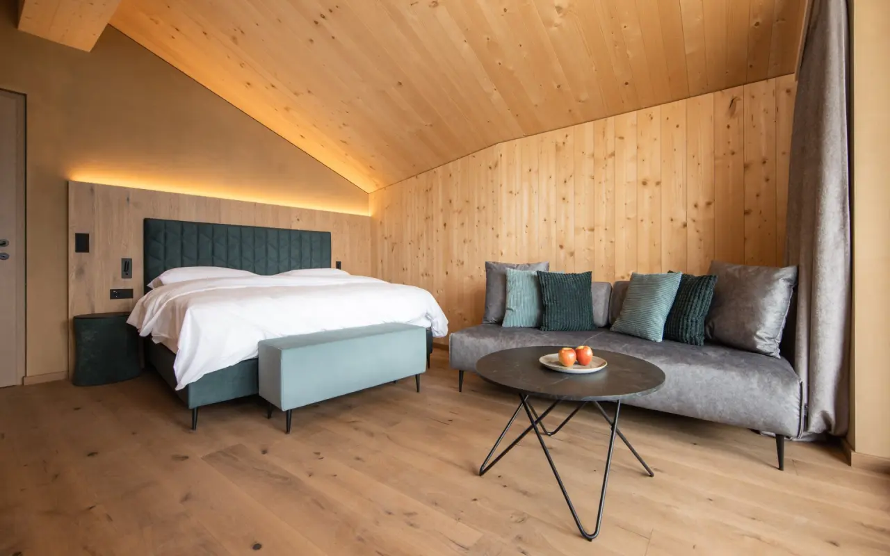 Das Gerstl Family Retreat in Reschen – Komfortables Doppelzimmer mit Sofa | Wellnesshotel Vinschgau