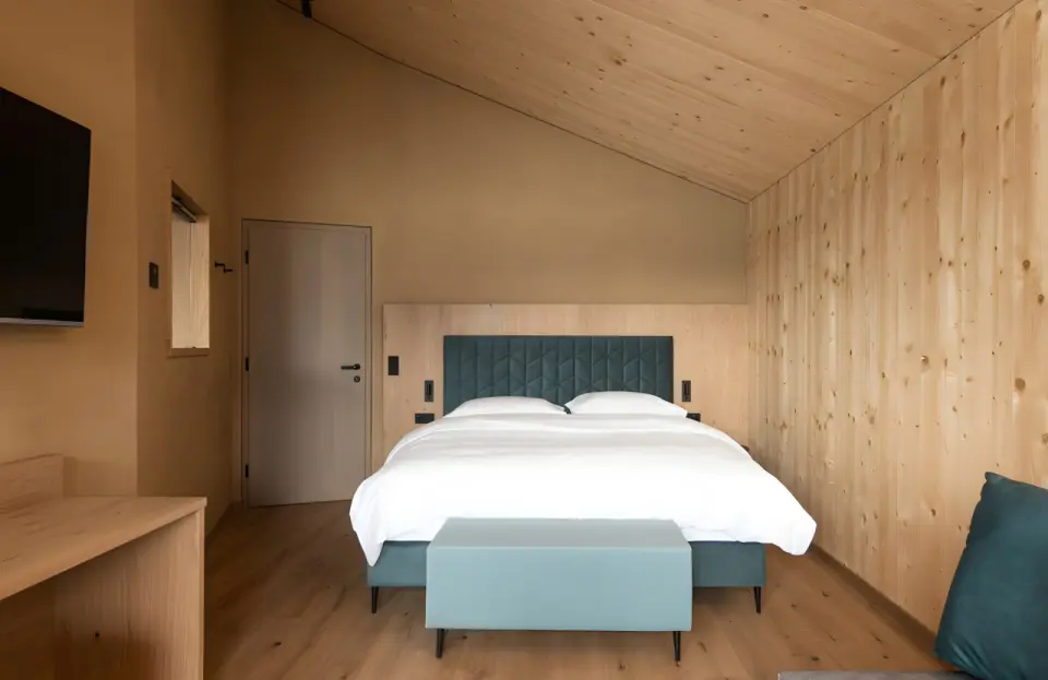 Das Gerstl Family Retreat in Reschen – Helles Hotelzimmer mit Holzelementen | Wellnesshotel Vinschgau