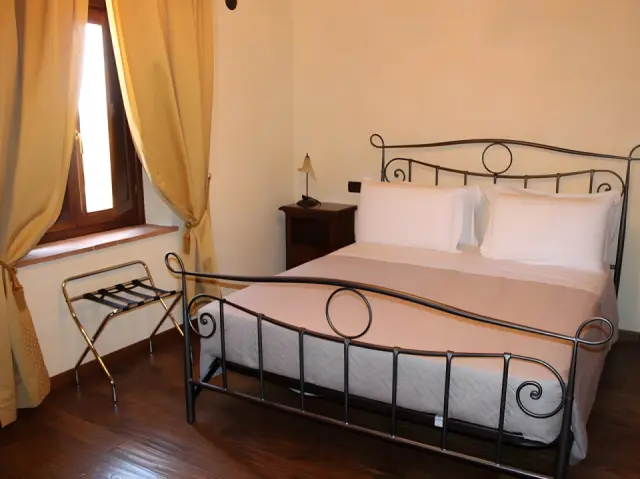 Nuovo Etrurua Resort in Montepulciano – Helles Doppelzimmer mit schmiedeeisernem Bett | Wellnesshotel Toskana