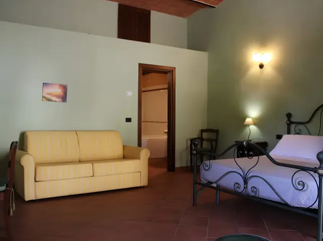 Nuovo Etrurua Resort in Montepulciano – Komfortables Hotelzimmer mit Sofa und Bett | Wellnesshotel Toskana