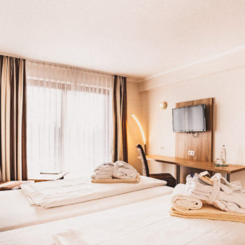 Wellness- und Tagungshotel aqualux in Bad Salzschlirf – Komfortables Doppelzimmer mit Bademänteln | Wellnesshotel Hessen