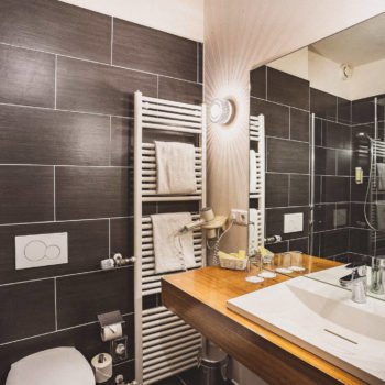 Wellness- und Tagungshotel aqualux in Bad Salzschlirf – Modernes Badezimmer mit Dusche und Waschtisch | Wellnesshotel Hessen