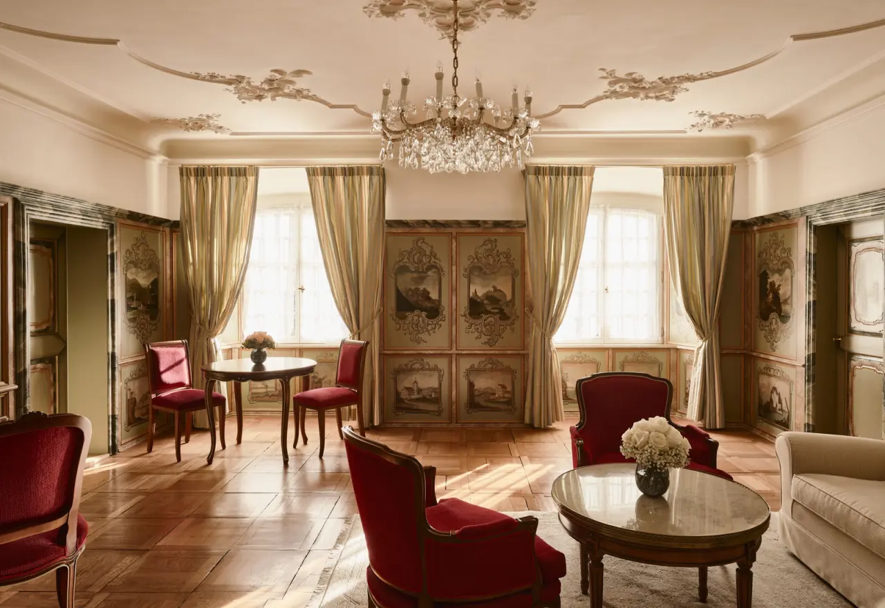 Grand Resort Bad Ragaz in Bad Ragaz – Historischer Salon mit Kronleuchter und eleganten Möbeln | Wellnesshotel Ostschweiz