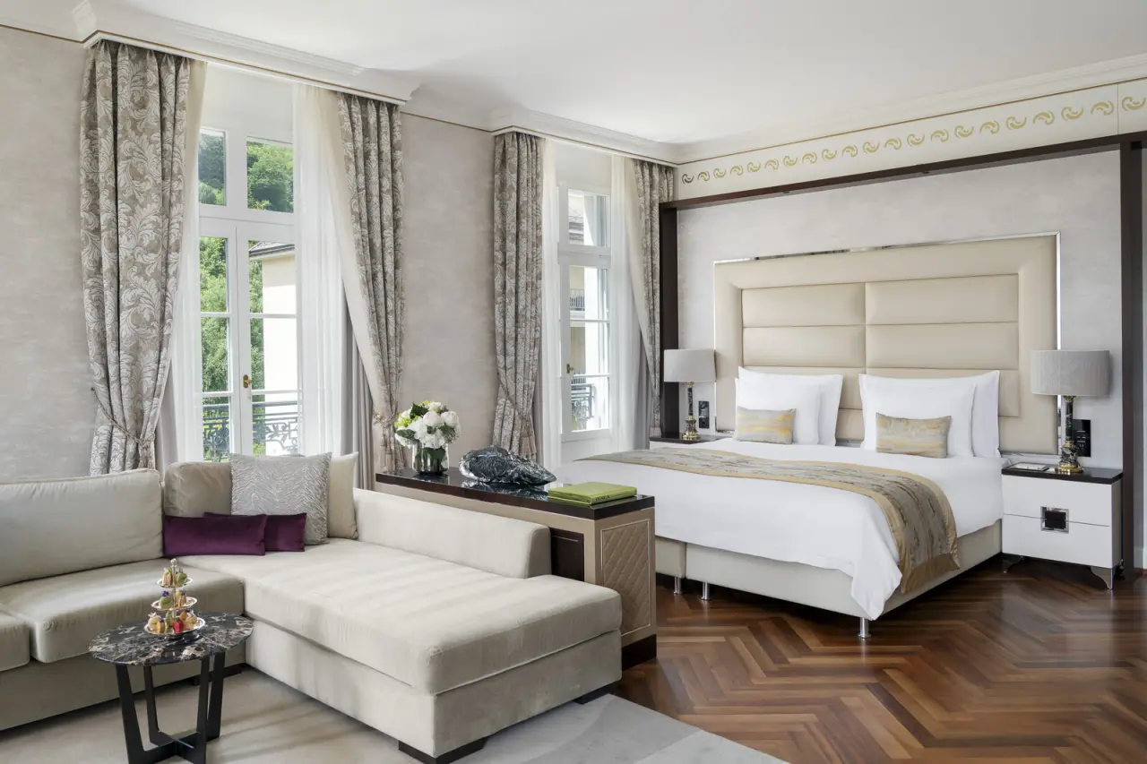 Grand Resort Bad Ragaz in Bad Ragaz – Elegantes Hotelzimmer mit Sofa und Bergblick | Wellnesshotel Ostschweiz