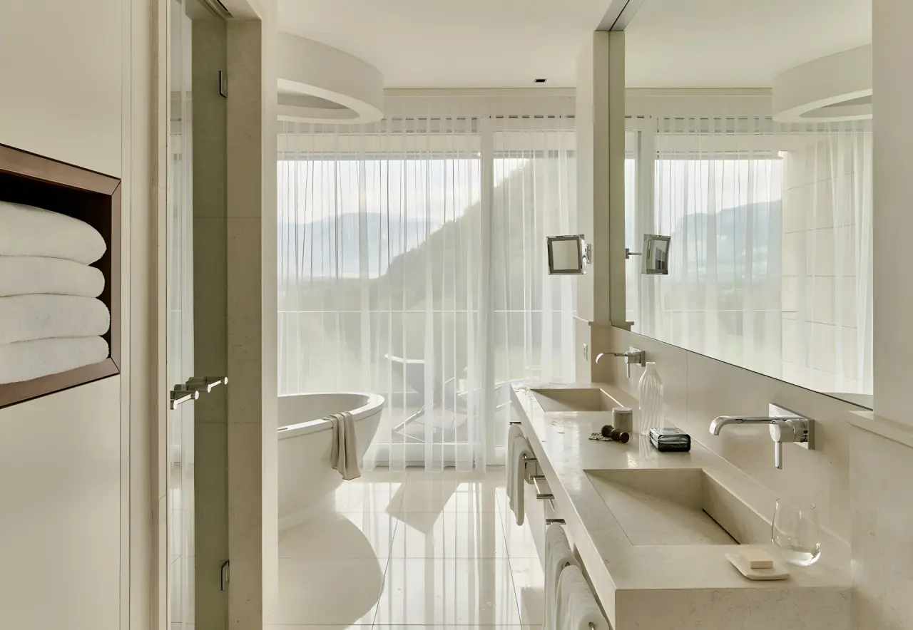 Grand Resort Bad Ragaz in Bad Ragaz – Modernes Badezimmer mit Badewanne und Bergblick | Wellnesshotel Ostschweiz