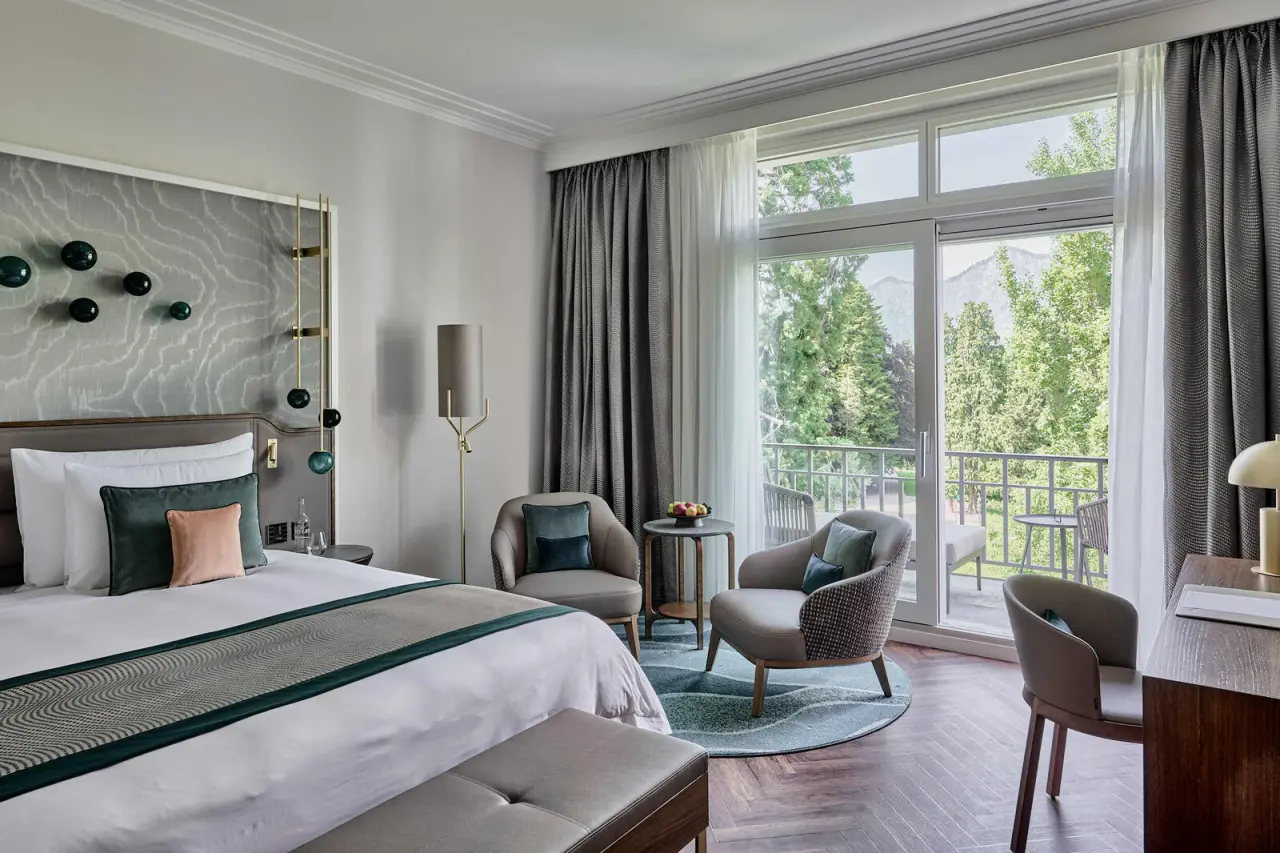 Grand Resort Bad Ragaz in Bad Ragaz – Komfortables Hotelzimmer mit Balkon und Bergblick | Wellnesshotel Ostschweiz