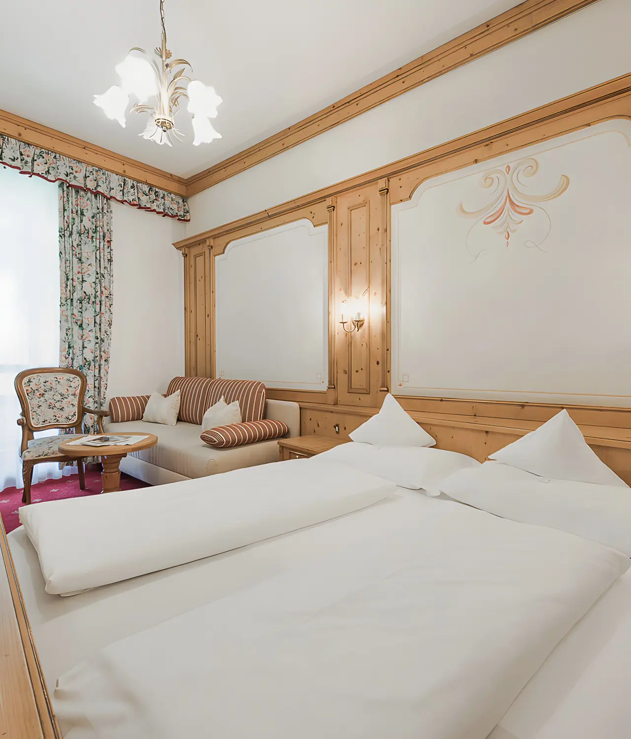 Hotel Sonklarhof in Hochgurgl – Traditionelles Doppelzimmer mit Sofa und Holzeinrichtung | Wellnesshotel Hochgurgl