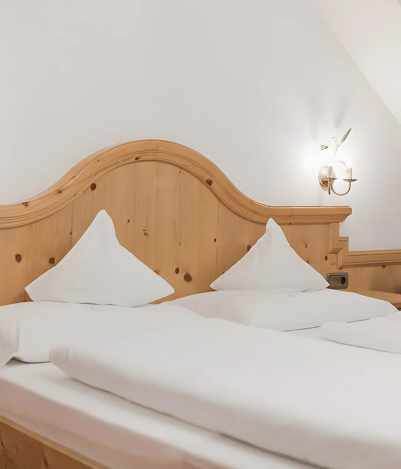 Hotel Sonklarhof in Hochgurgl – Detailansicht des Bettes mit Holzkopfteil | Wellnesshotel Hochgurgl