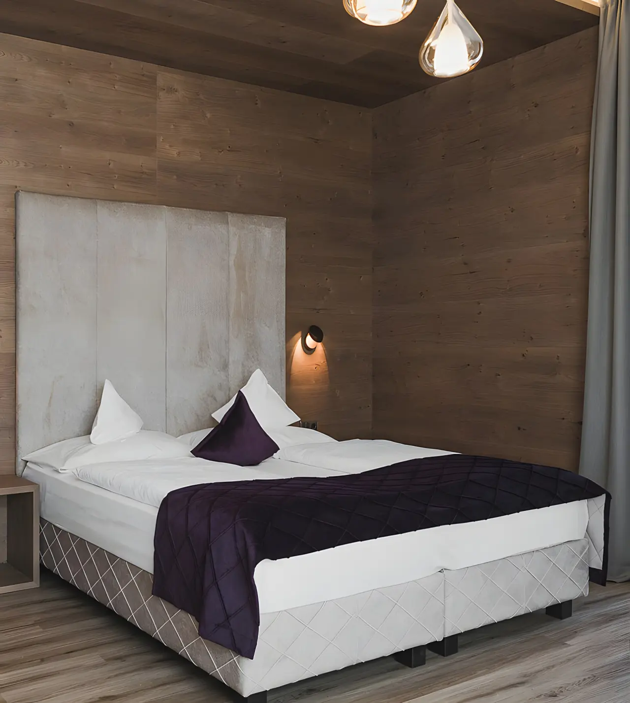 Hotel Sonklarhof in Hochgurgl – Modernes Doppelzimmer mit Holzwänden und stilvoller Beleuchtung | Wellnesshotel Hochgurgl