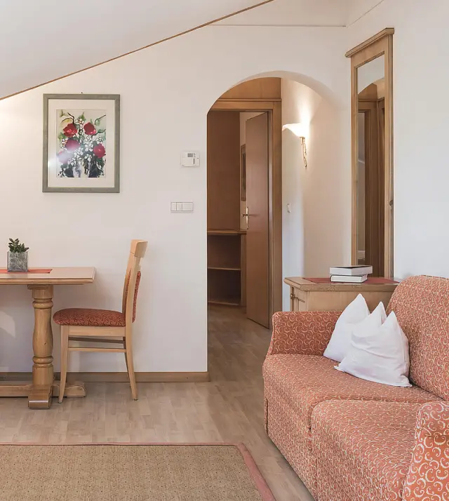 Hotel Sonklarhof in Hochgurgl – Gemütlicher Wohnbereich in einem Hotelzimmer | Wellnesshotel Tirol