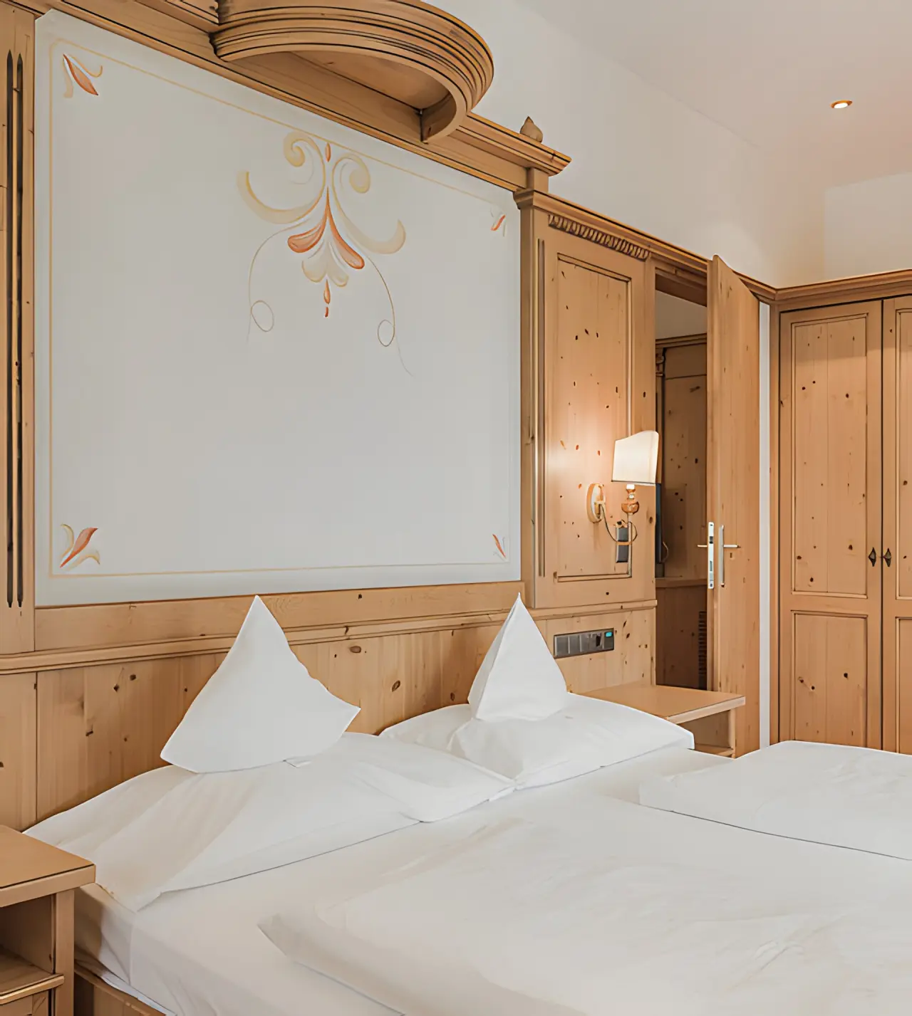 Hotel Sonklarhof in Hochgurgl – Komfortables Doppelbett im traditionellen Hotelzimmer | Wellnesshotel Tirol
