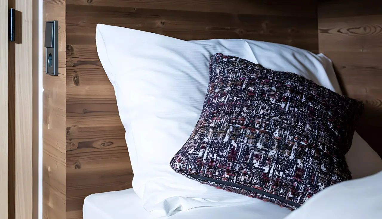Hotel Traube Post am Reschensee in Reschen – Detailaufnahme eines Kissens im Hotelzimmer | Wellnesshotel Vinschgau