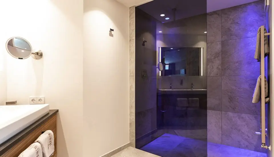 Hotel Traube Post am Reschensee in Reschen – Modernes Badezimmer mit begehbarer Dusche und Lichteffekten | Wellnesshotel Vinschgau