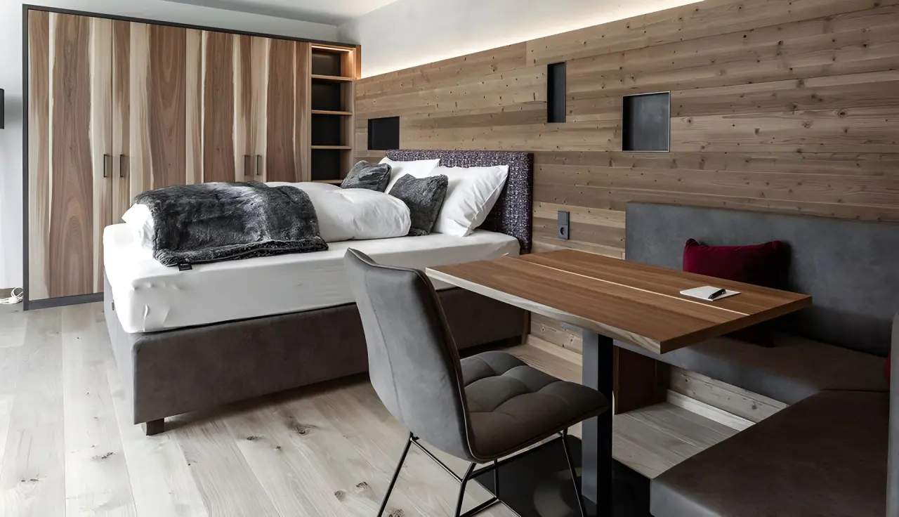 Hotel Traube Post am Reschensee in Reschen – Komfortables Doppelzimmer mit Holzelementen und Sitzecke | Wellnesshotel Vinschgau