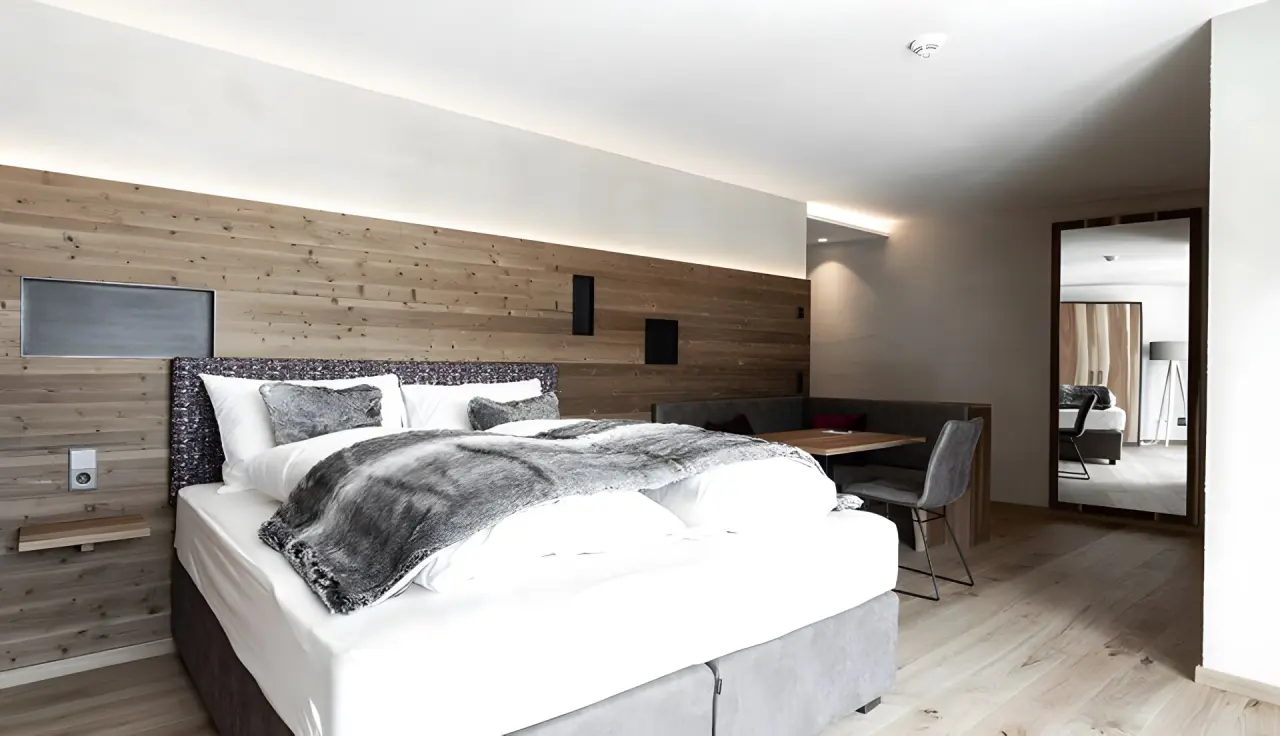 Hotel Traube Post am Reschensee in Reschen – Modernes Doppelzimmer mit Holzelementen | Wellnesshotel Vinschgau