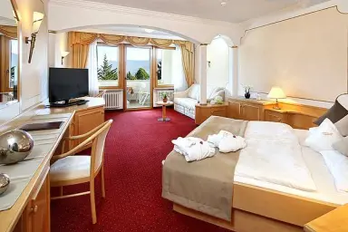 Wellness Parc Hotel Ruipacherhof in Tirolo – Helles Doppelzimmer mit Schreibtisch und Balkon | Wellnesshotel Südtirol