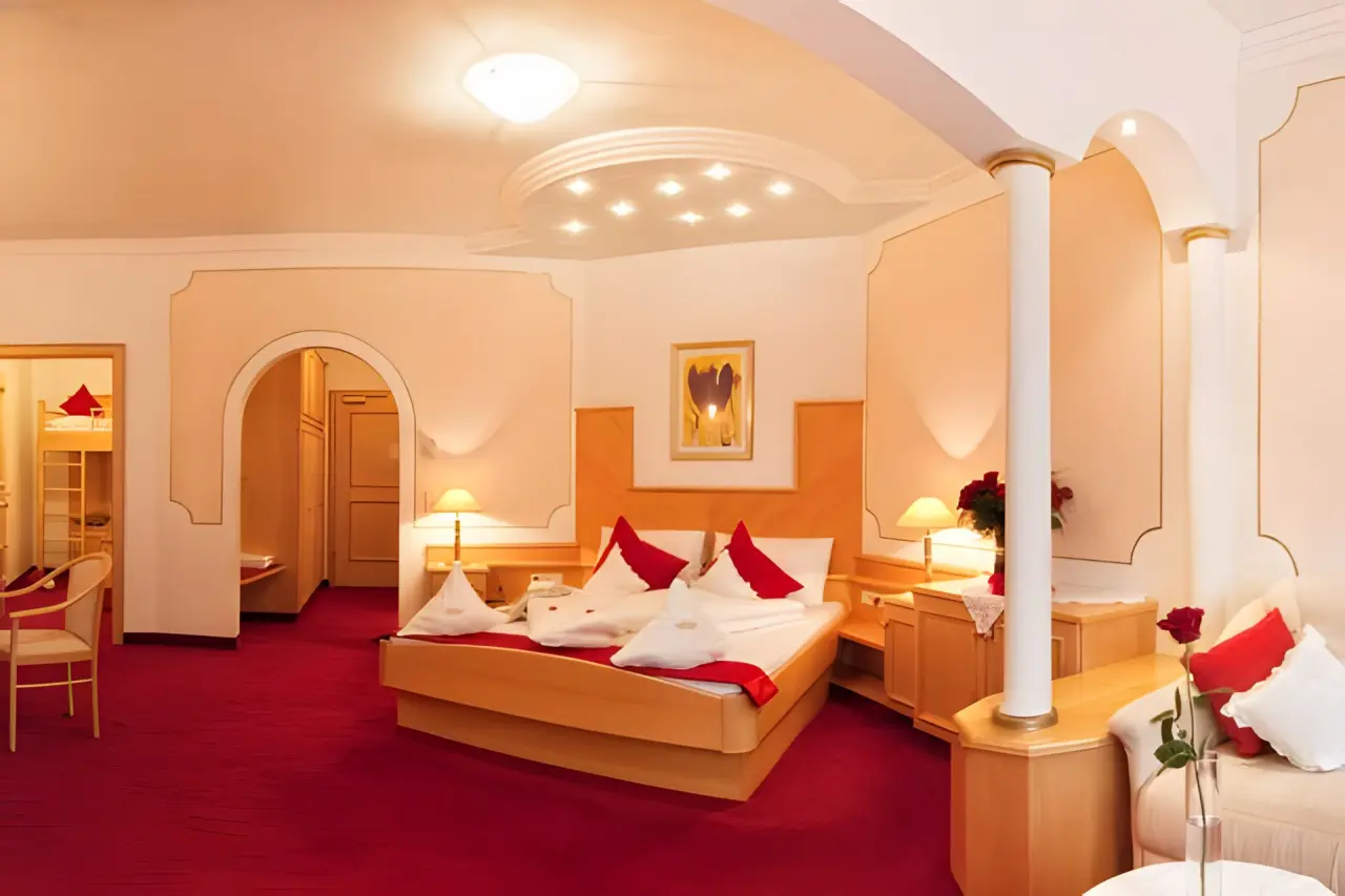 Wellness Parc Hotel Ruipacherhof in Tirolo – Geräumiges Familienzimmer mit Sitzbereich | Wellnesshotel Südtirol