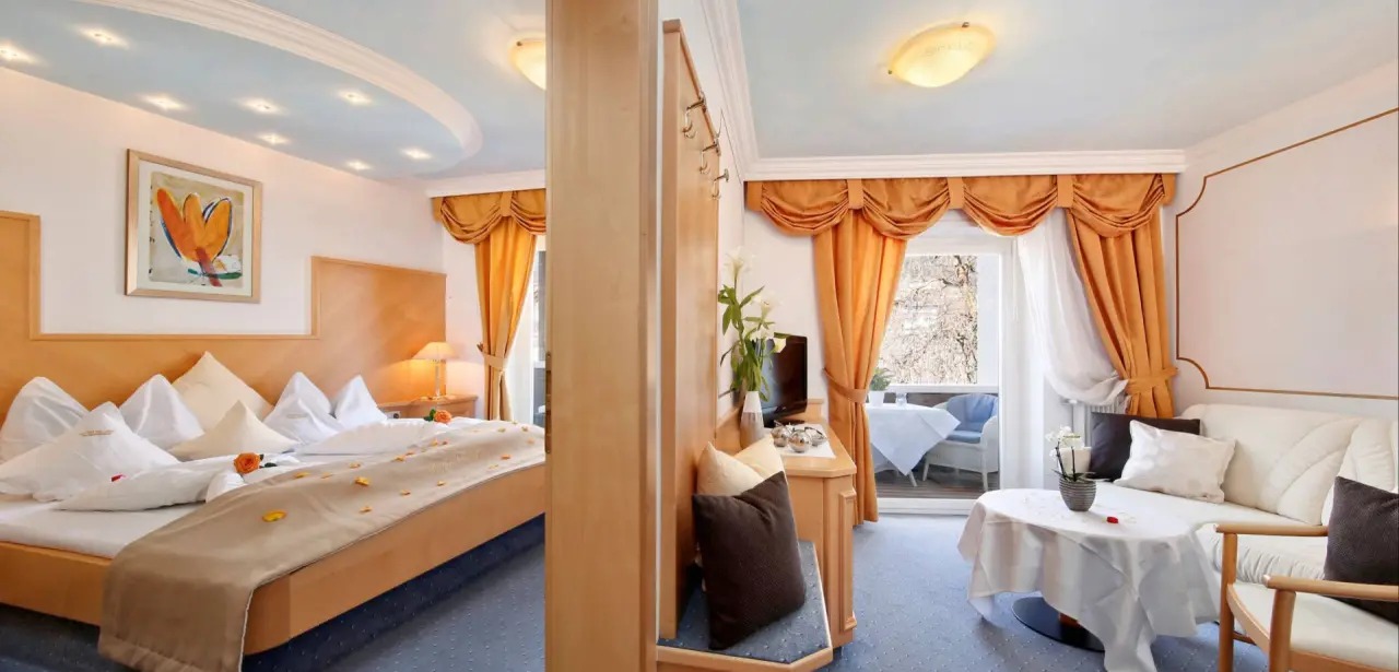 Wellness Parc Hotel Ruipacherhof in Tirolo – Helles Doppelzimmer mit Balkon und Sitzbereich | Wellnesshotel Südtirol