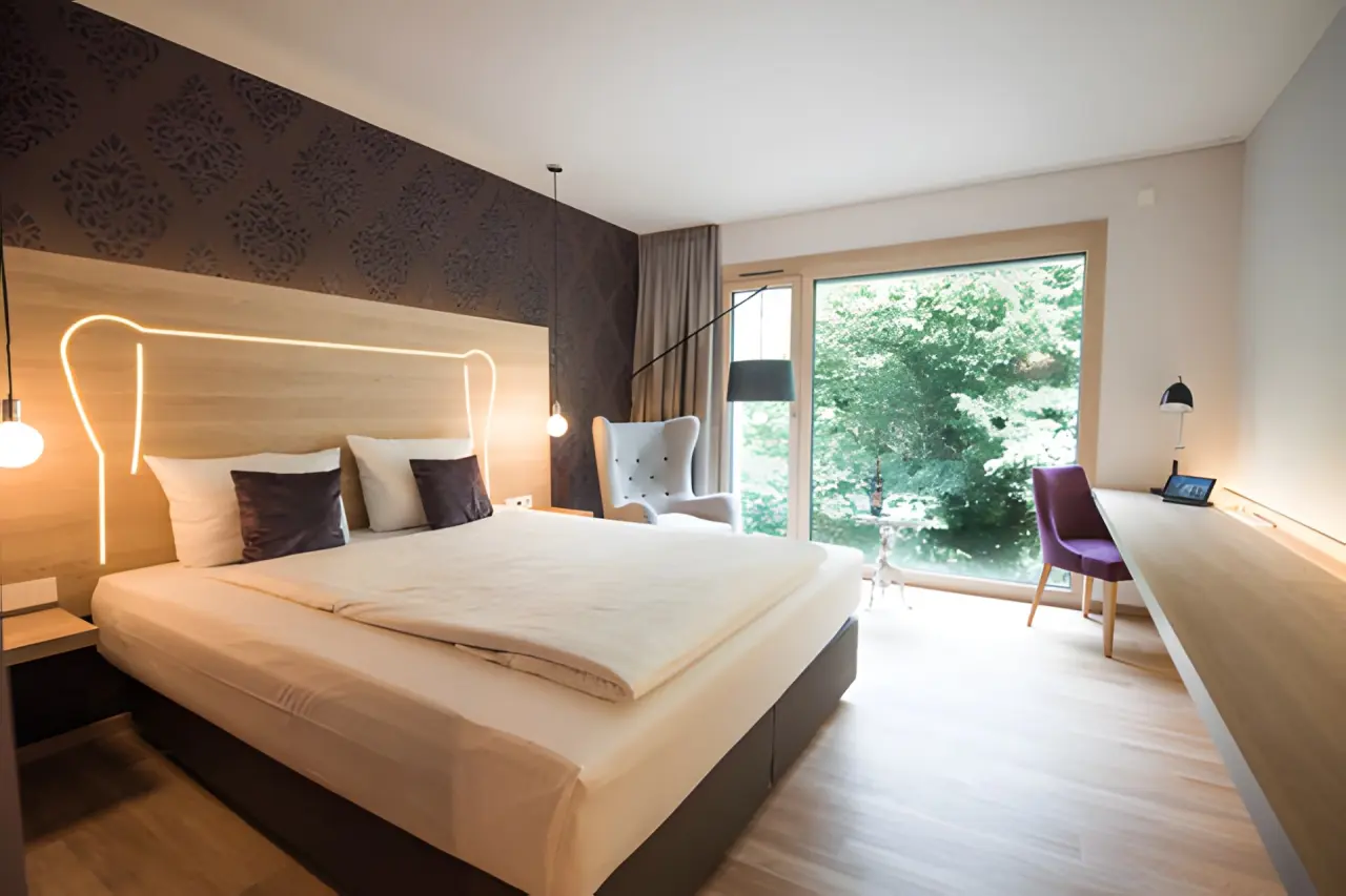 Parkhotel Schillerhain GmbH in Bad Dürkheim – Stilvolles Doppelzimmer mit gemütlicher Sitzecke und Ausblick | Wellnesshotel Pfalz