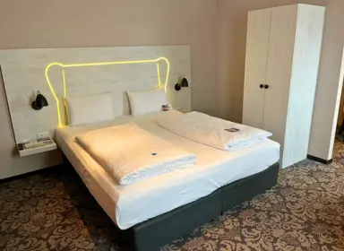 Parkhotel Schillerhain GmbH in Bad Dürkheim – Komfortables Doppelzimmer mit modernem Kopfteil und Schrank | Wellnesshotel Pfalz