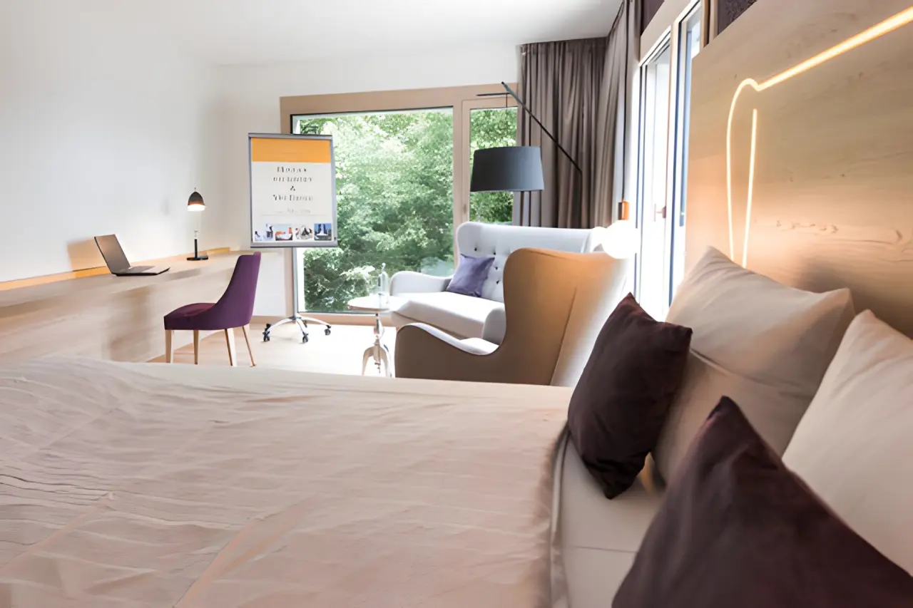 Parkhotel Schillerhain GmbH in Bad Dürkheim – Geräumiges Doppelzimmer mit Schreibtisch und Sitzecke | Wellnesshotel Pfalz