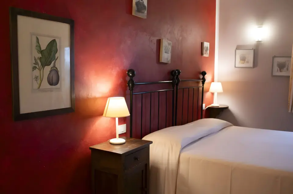 Antico Casale Di Scansano Resort in Scansano – Schlafzimmer mit roter Akzentwand | Wellnesshotel Toskana
