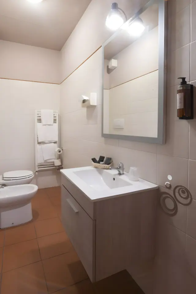 Antico Casale Di Scansano Resort in Scansano – Modernes Badezimmer mit Waschtisch und Bidet | Wellnesshotel Toskana