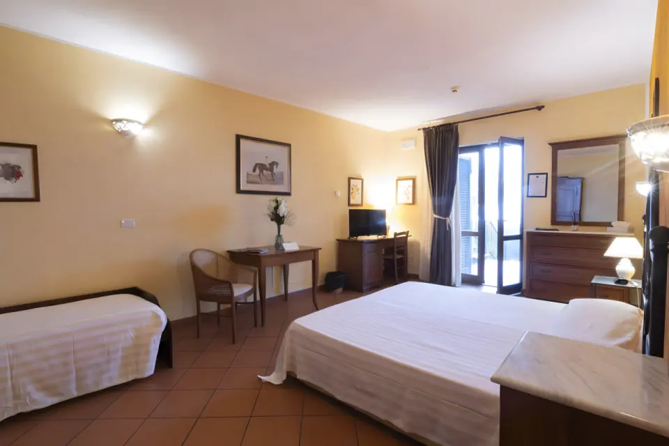 Antico Casale Di Scansano Resort in Scansano – Geräumiges Dreibettzimmer mit Balkonzugang | Wellnesshotel Toskana