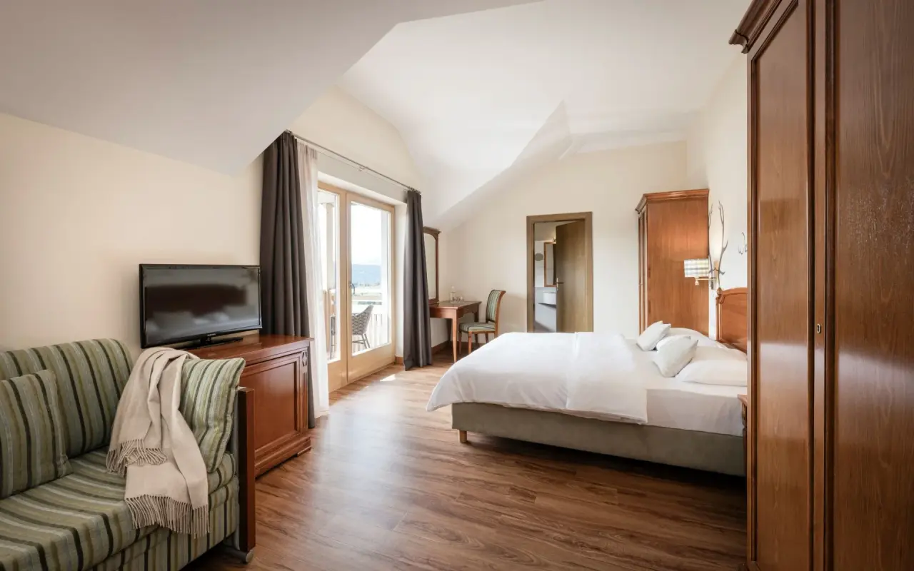 Falkensteiner Hotel & Spa Sonnenparadies in Bozen – Helles Doppelzimmer mit Balkon | Wellnesshotel Südtirol