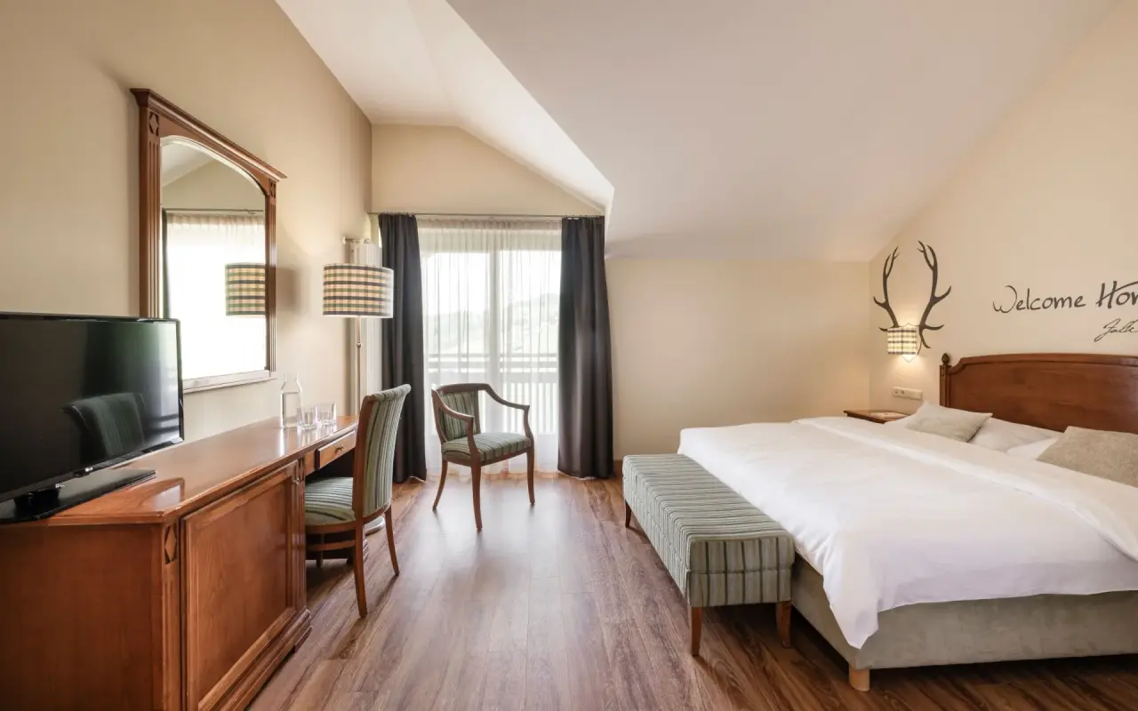 Falkensteiner Hotel & Spa Sonnenparadies in Bozen – Gemütliches Doppelzimmer mit Schreibtisch | Wellnesshotel Südtirol