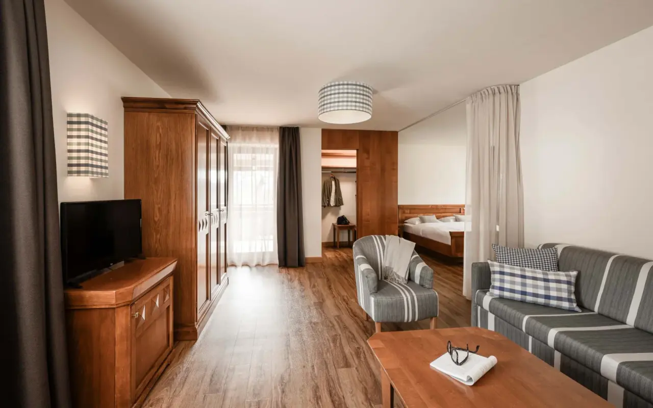 Falkensteiner Hotel & Spa Sonnenparadies in Bozen – Geräumige Suite mit Wohnbereich | Wellnesshotel Südtirol