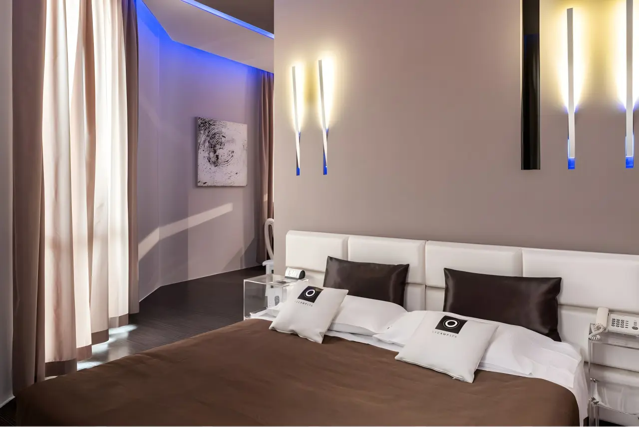 Le Camp Suite & SPA in Padua – Modern eingerichtetes Doppelzimmer mit Stimmungslicht | Wellnesshotel Venetien