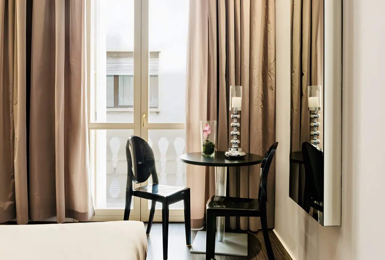 Le Camp Suite & SPA in Padua – Gemütliche Sitzecke am Fenster im Hotelzimmer | Wellnesshotel Venetien