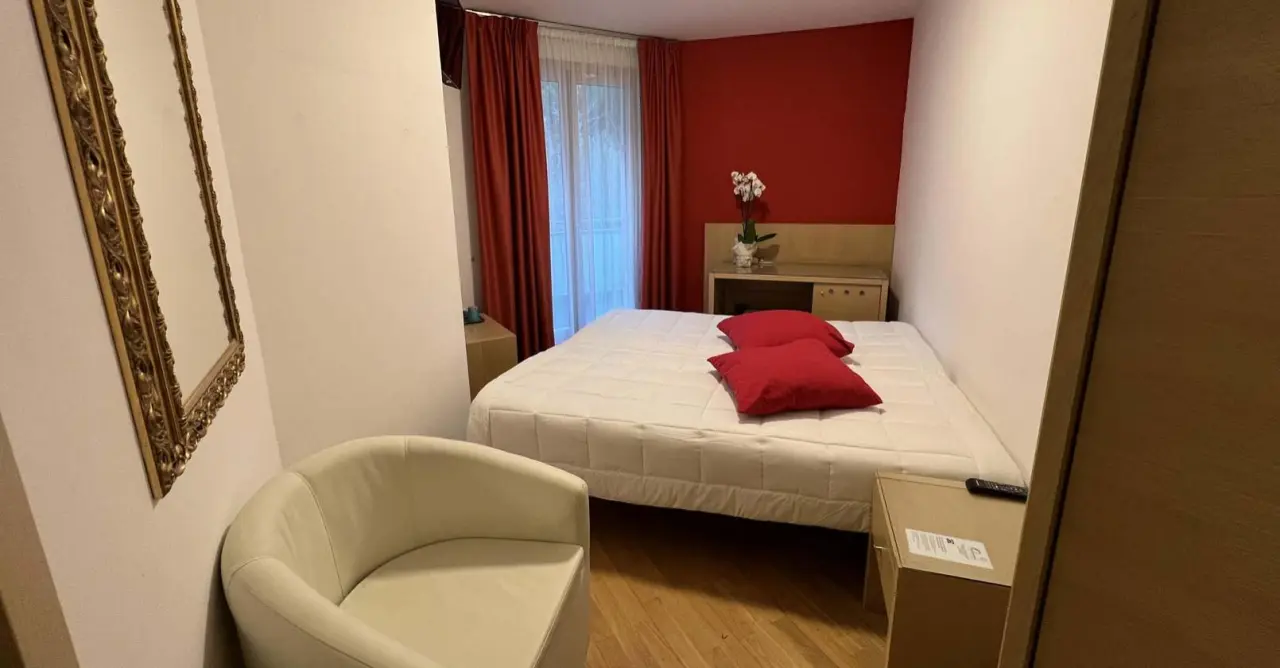 Oasi Hotel Wellness & Spa Riva del Garda in Riva del Garda – Gemütliches Doppelzimmer mit rotem Akzent | Wellnesshotel Gardasee
