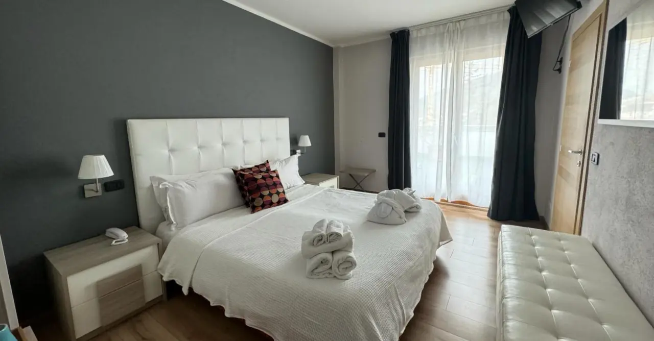 Oasi Hotel Wellness & Spa Riva del Garda in Riva del Garda – Modernes Doppelzimmer mit Bademänteln | Wellnesshotel Gardasee