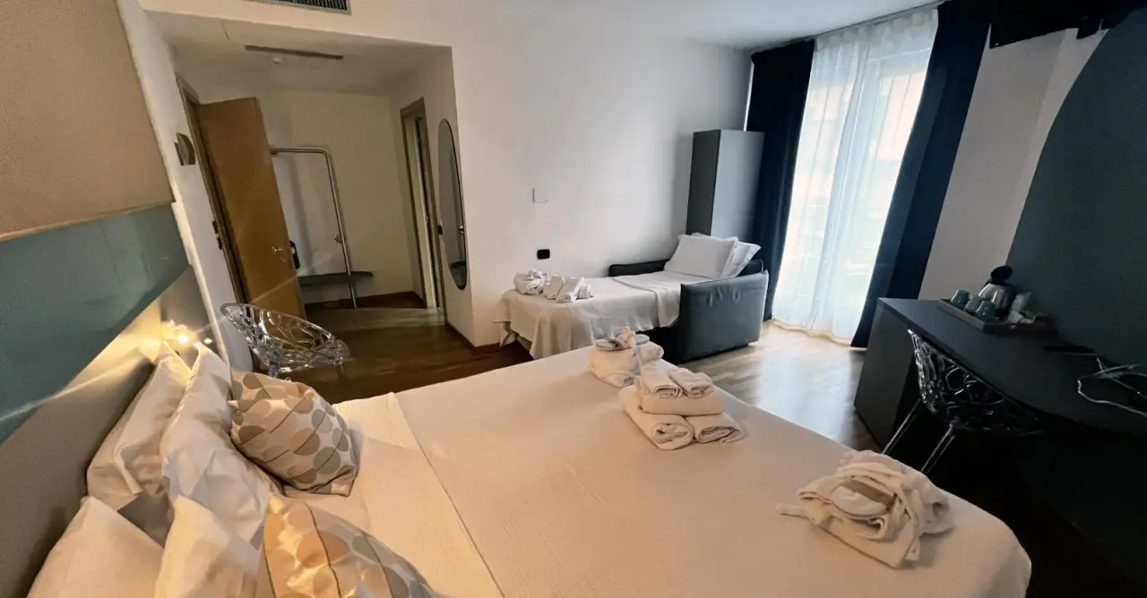 Oasi Hotel Wellness & Spa Riva del Garda in Riva del Garda – Geräumiges Zimmer mit Schlafsofa und Bademänteln | Wellnesshotel Gardasee